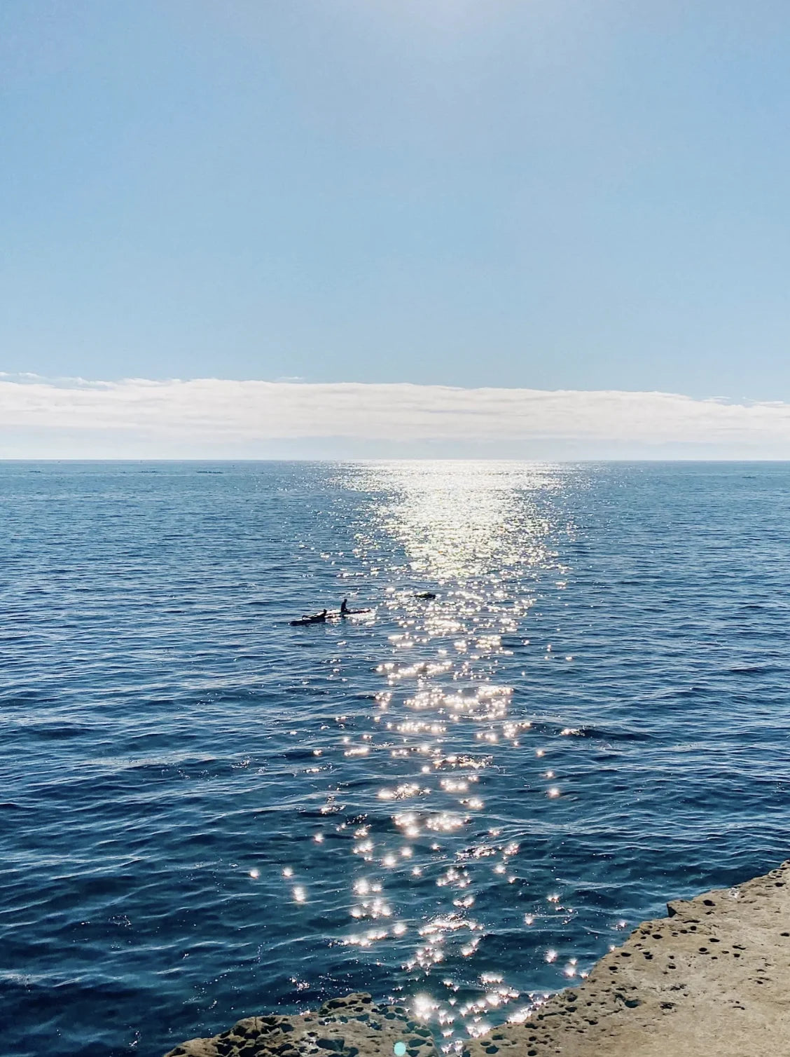 Lumière du soleil sur la mer ouverte